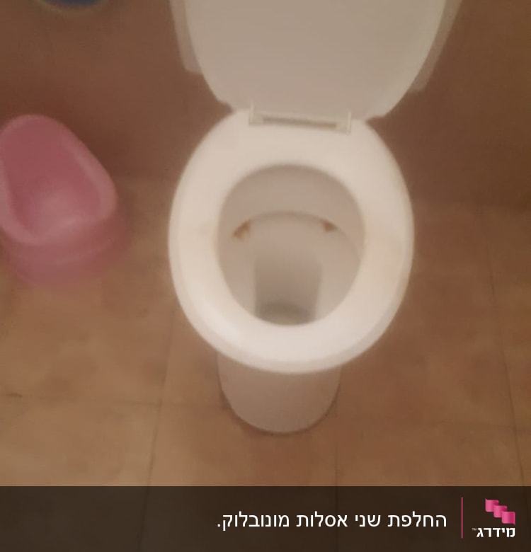 אסלה פתוחה עם כתמים, רצפה מרוצפת